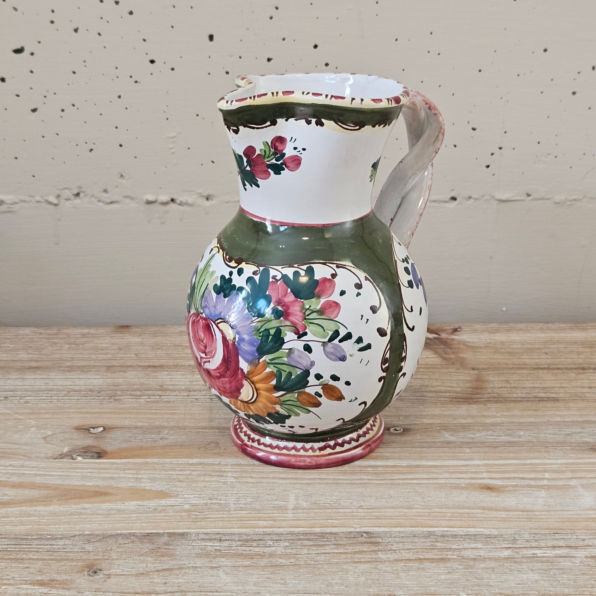 Brocca Caraffa Deruta con manico in ceramica smaltata fatta e decorata a mano maiolica fiori smalto Italia creta