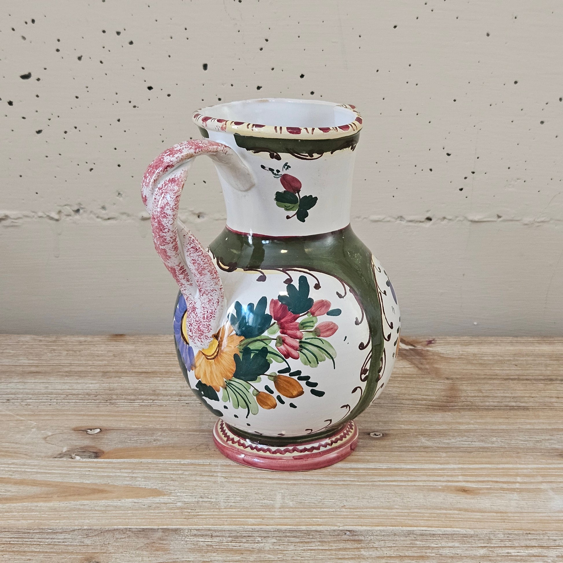 Brocca Caraffa Deruta con manico in ceramica smaltata fatta e decorata a mano maiolica fiori smalto Italia creta