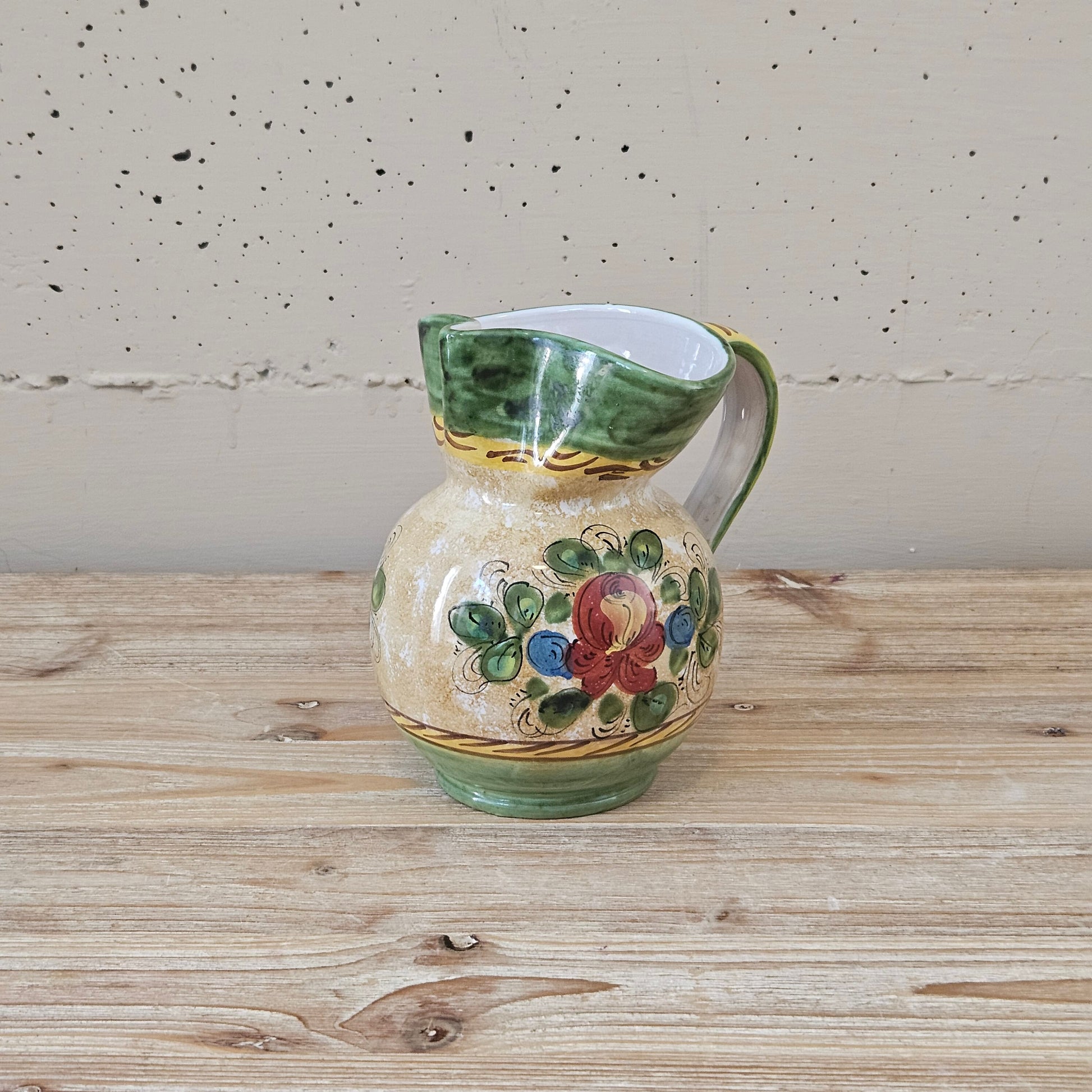 Brocca Caraffa Deruta con manico in ceramica smaltata fatta e decorata a mano maiolica fiori smalto Italia creta