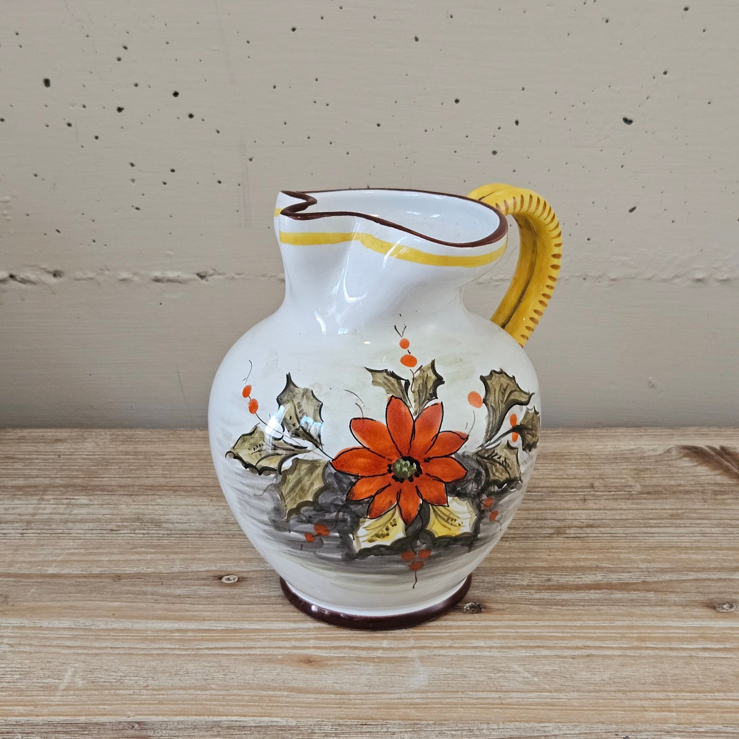 Brocca Caraffa Deruta con manico in ceramica smaltata fatta e decorata a mano maiolica fiori smalto Italia creta