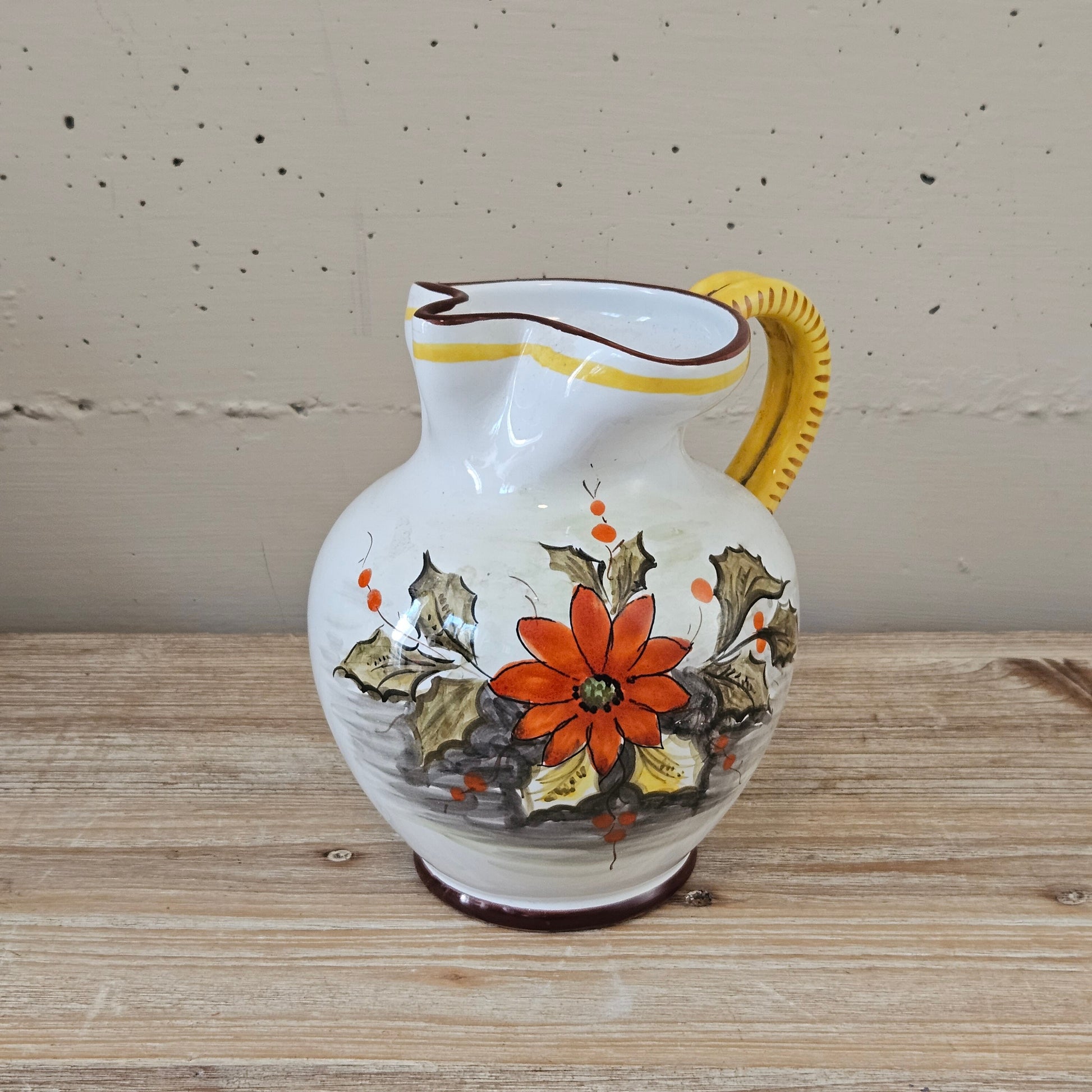 Brocca Caraffa Deruta con manico in ceramica smaltata fatta e decorata a mano maiolica fiori smalto Italia creta