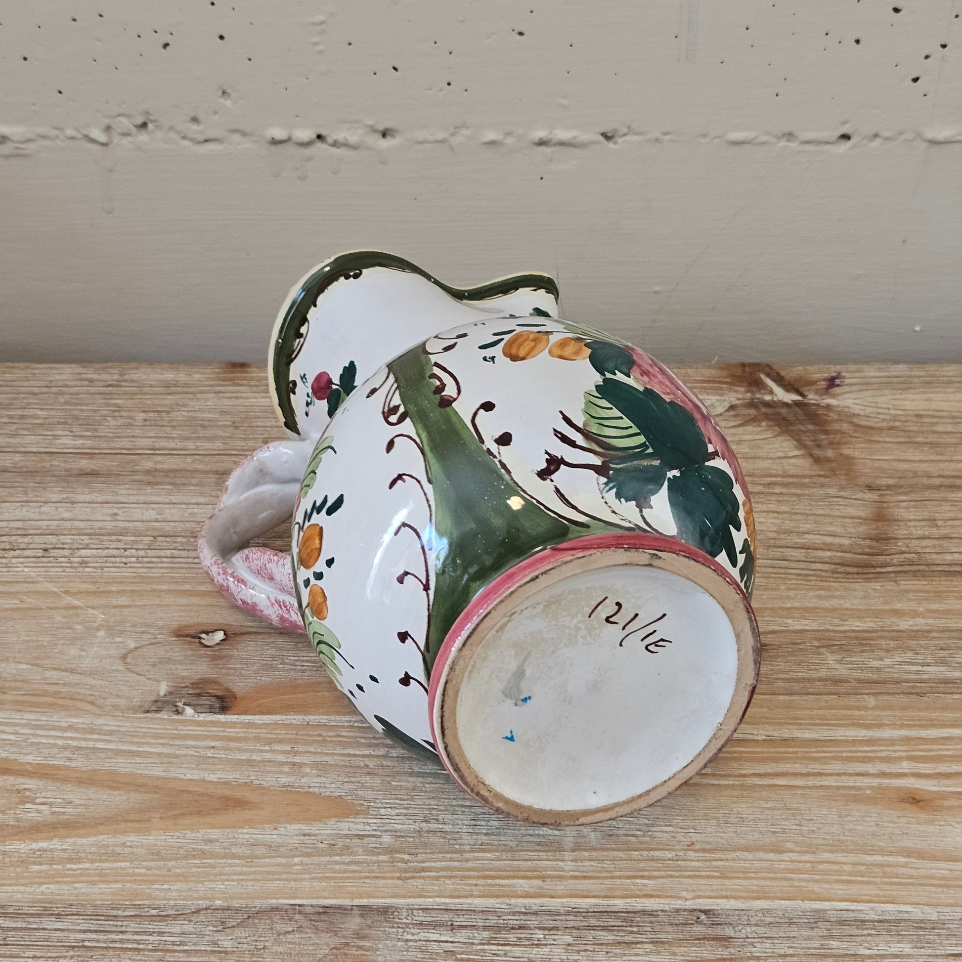 Brocca Caraffa Deruta con manico in ceramica smaltata fatta e decorata a mano maiolica fiori smalto Italia creta