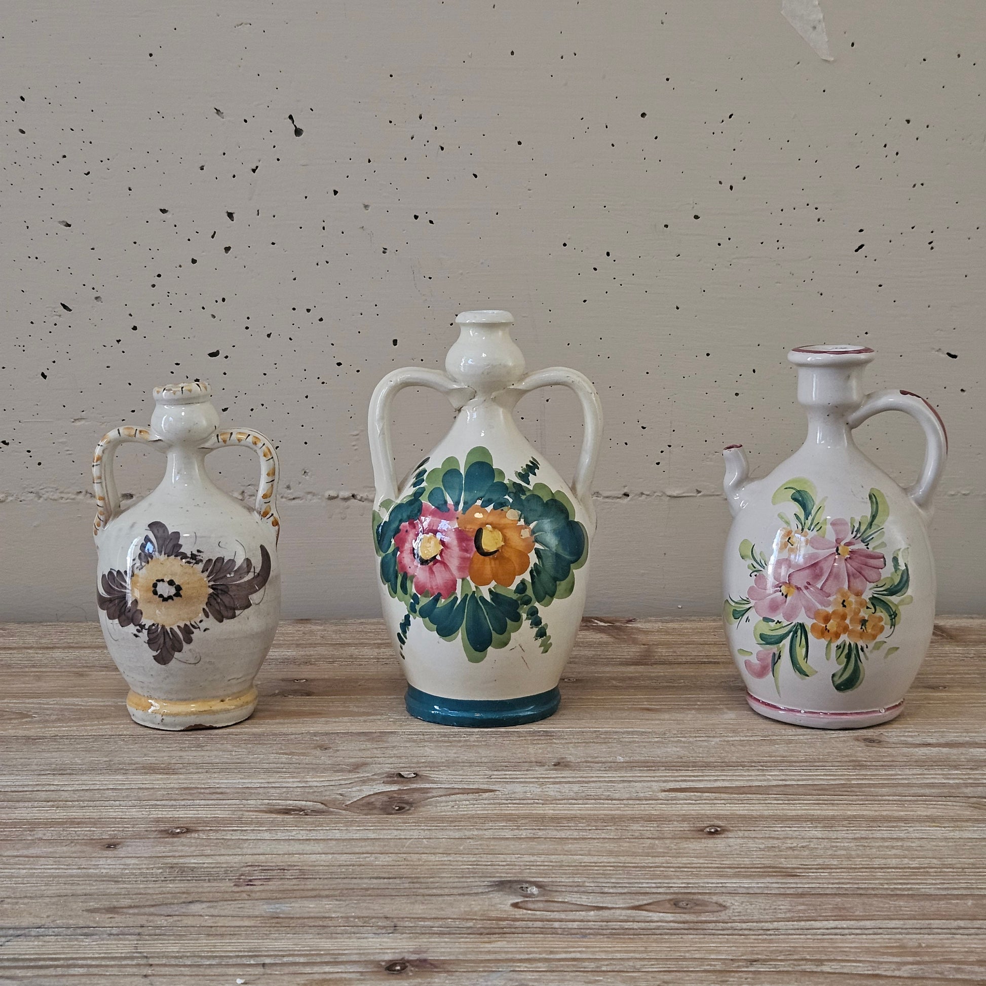 Anfora fiaschette tradizionali in ceramica pugliese doppio manico smaltata fatta e decorata a mano maiolica fiori Italia creta
