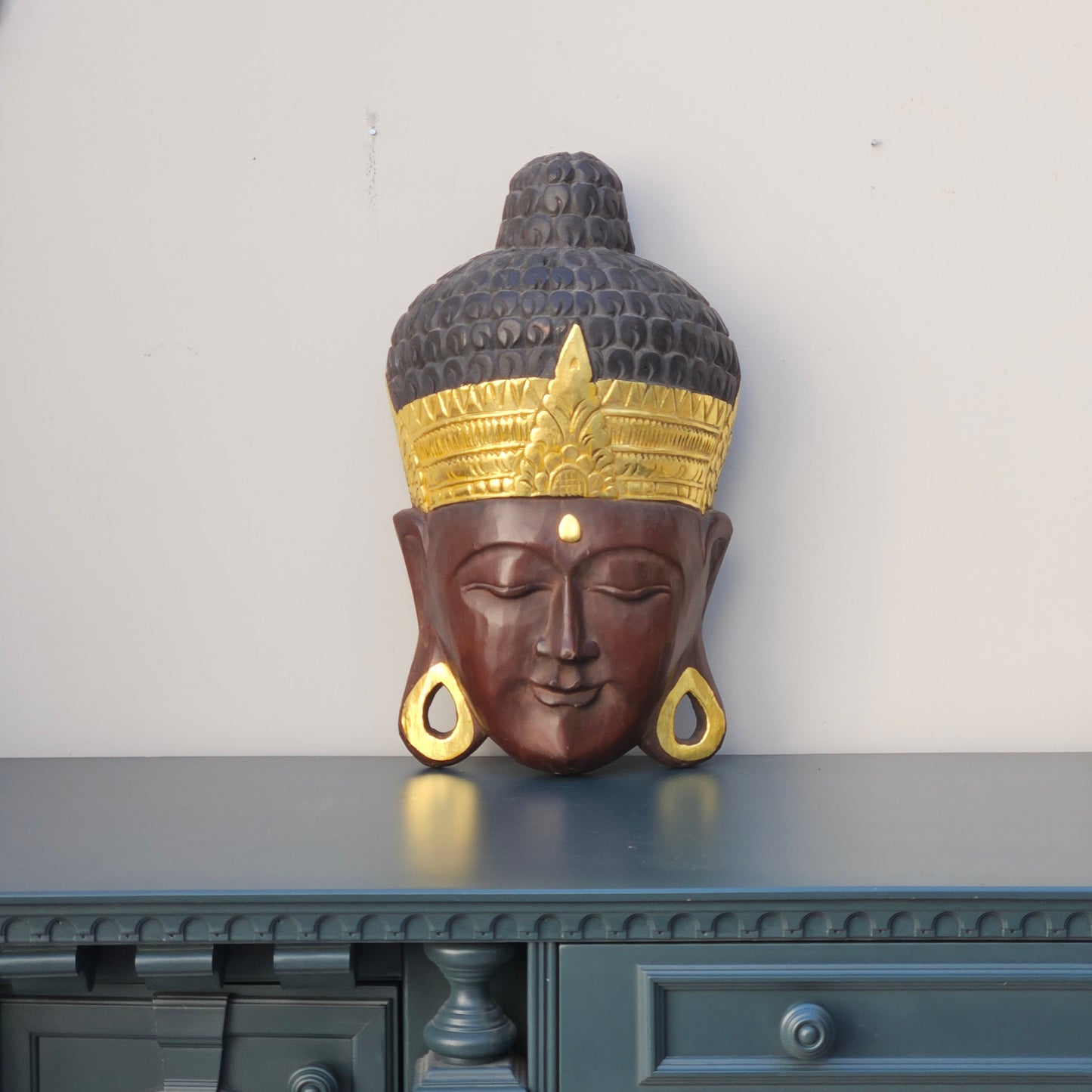 Maschera di Buddha grande 51 cm intagliata a mano decori in oro e legno - Indonesia Fine XX secolo