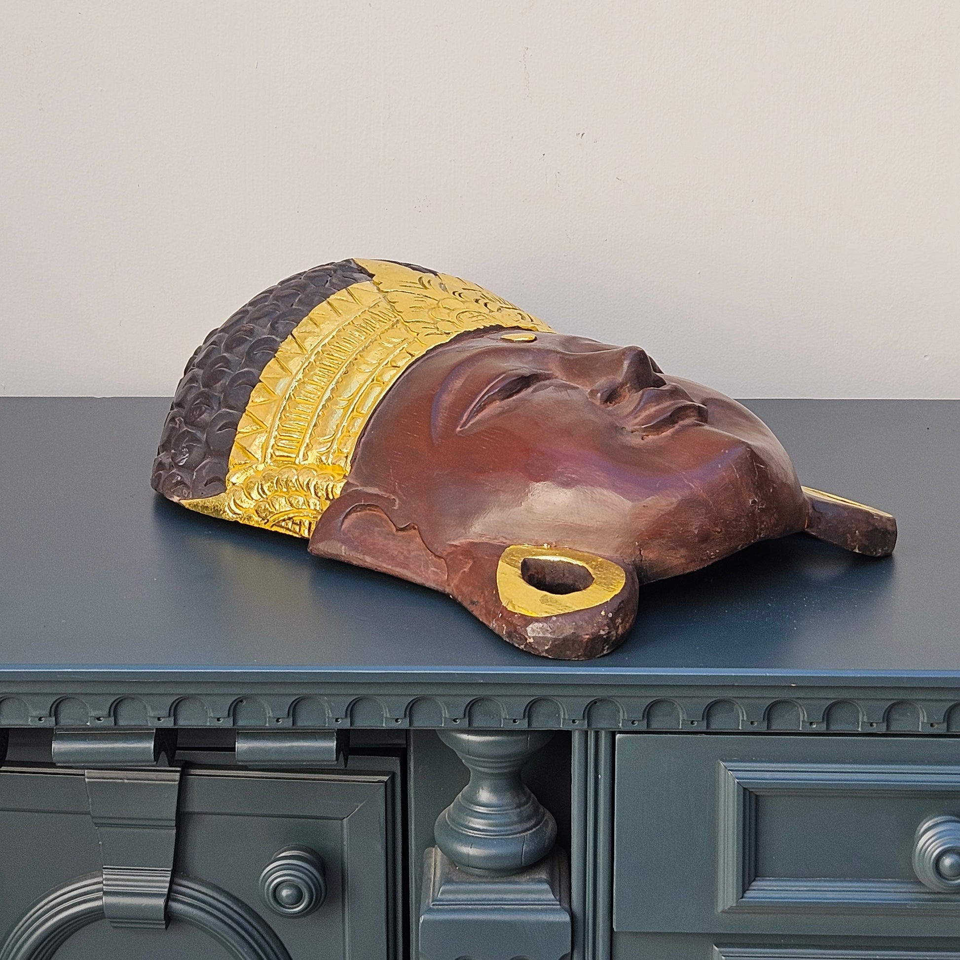 Maschera di Buddha grande 51 cm intagliata a mano decori in oro e legno - Indonesia Fine XX secolo