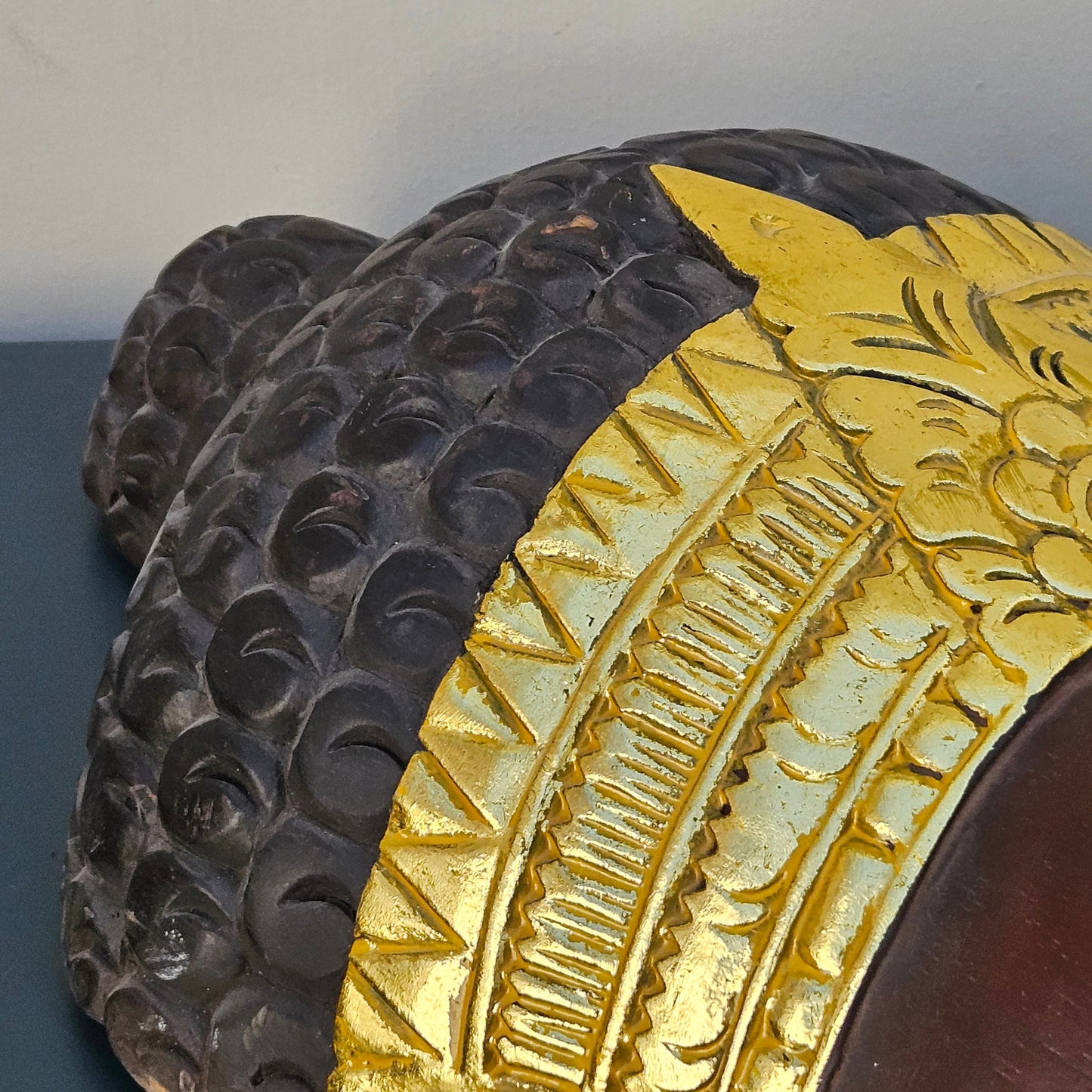 Maschera di Buddha grande 51 cm intagliata a mano decori in oro e legno - Indonesia Fine XX secolo
