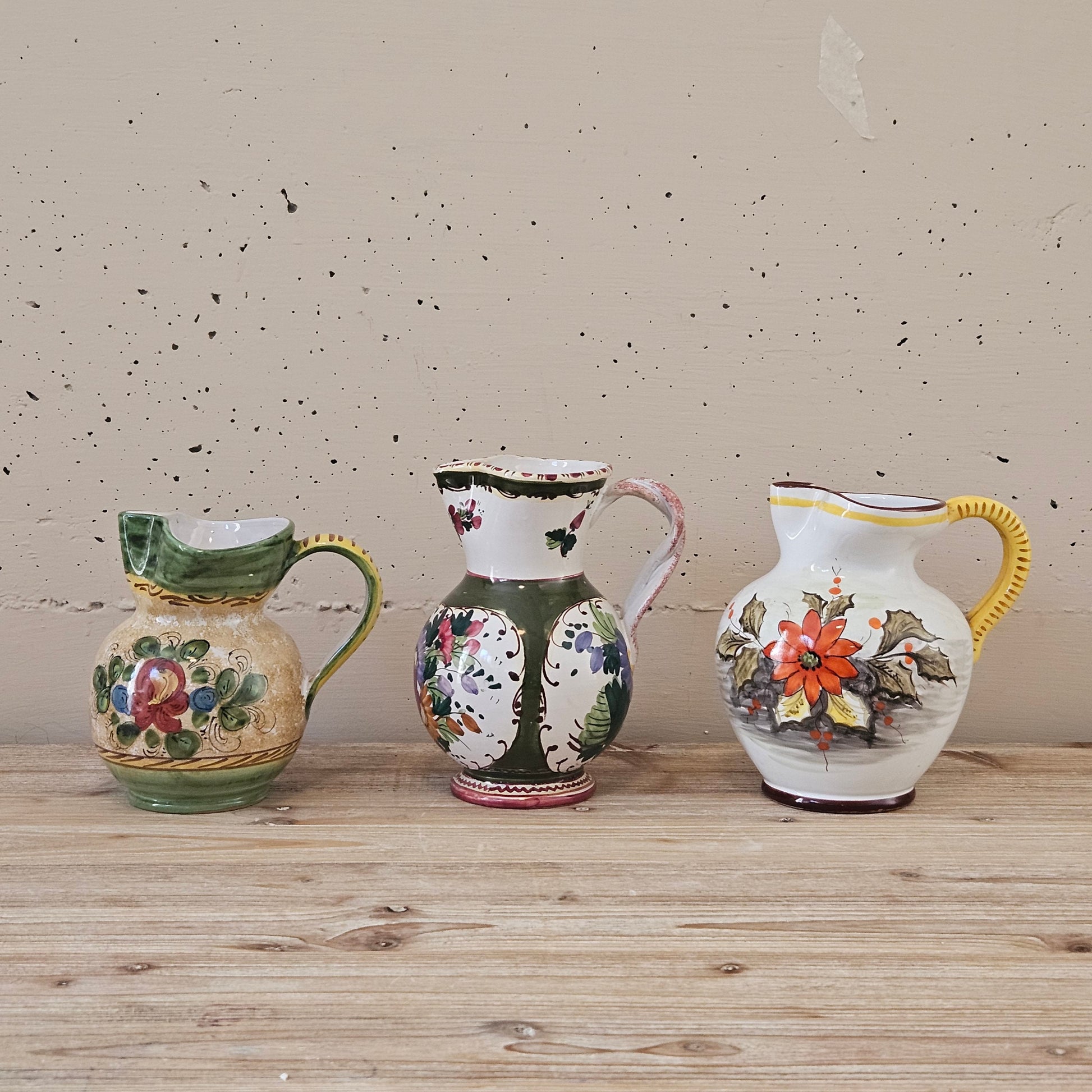 Brocca Caraffa Deruta con manico in ceramica smaltata fatta e decorata a mano maiolica fiori smalto Italia creta