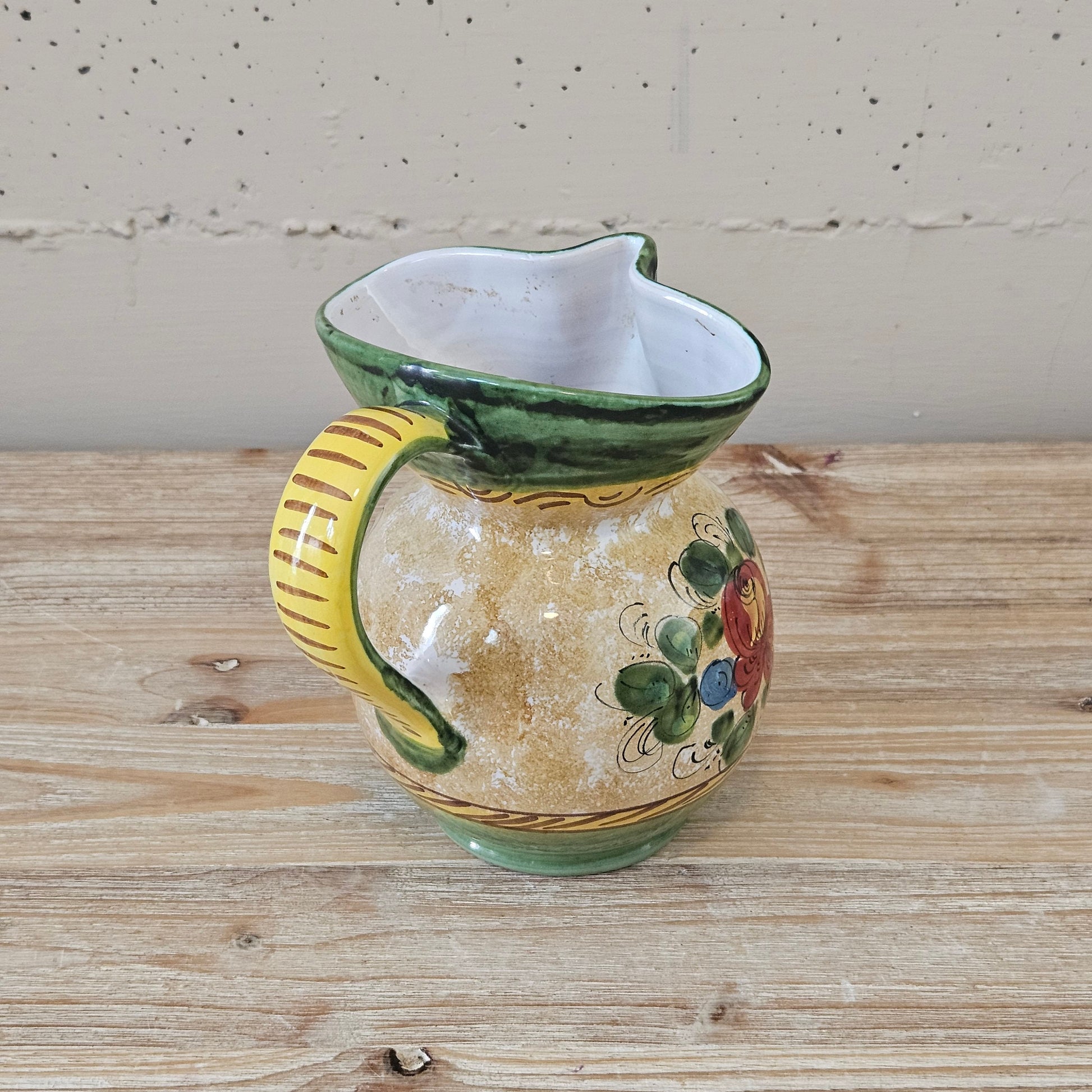 Brocca Caraffa Deruta con manico in ceramica smaltata fatta e decorata a mano maiolica fiori smalto Italia creta