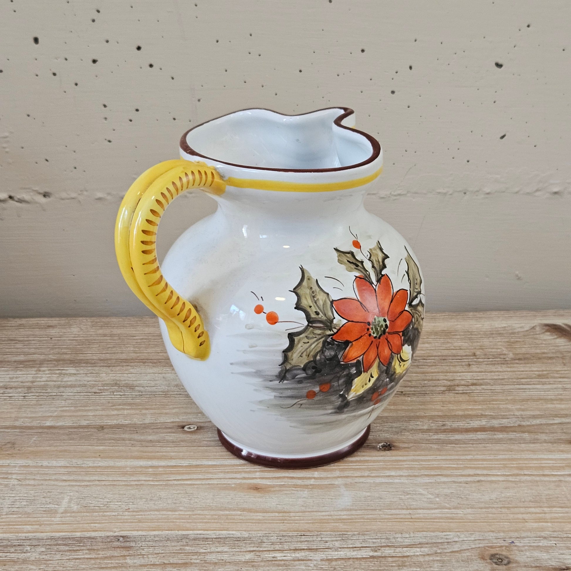 Brocca Caraffa Deruta con manico in ceramica smaltata fatta e decorata a mano maiolica fiori smalto Italia creta