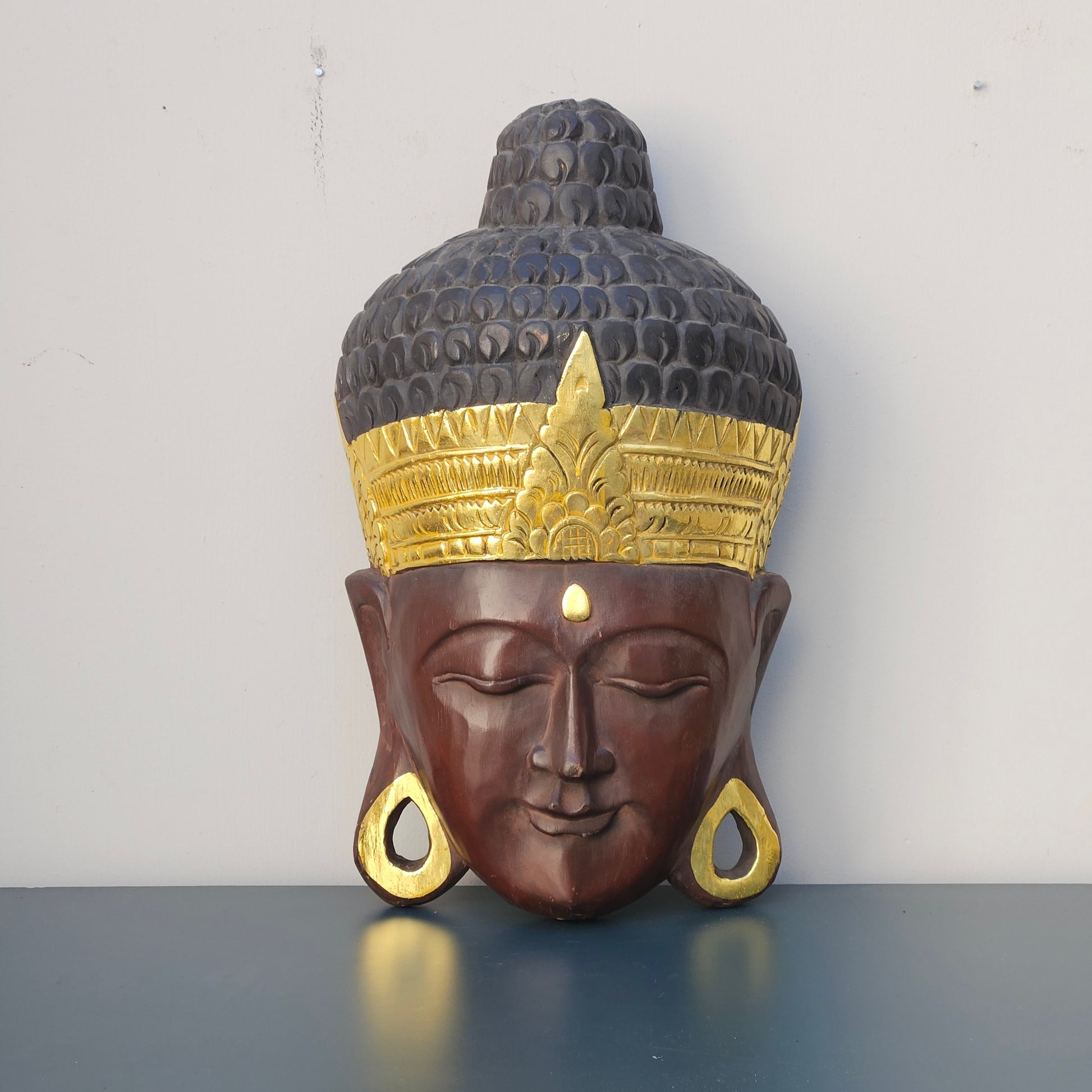 Maschera di Buddha grande 51 cm intagliata a mano decori in oro e legno - Indonesia Fine XX secolo