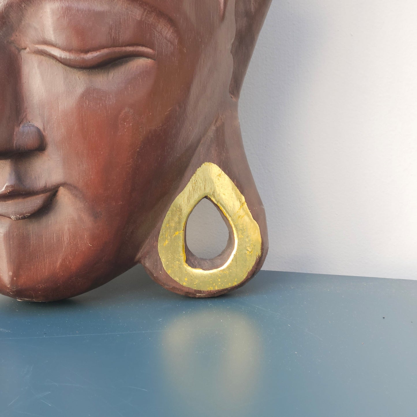 Maschera di Buddha grande 51 cm intagliata a mano decori in oro e legno - Indonesia Fine XX secolo