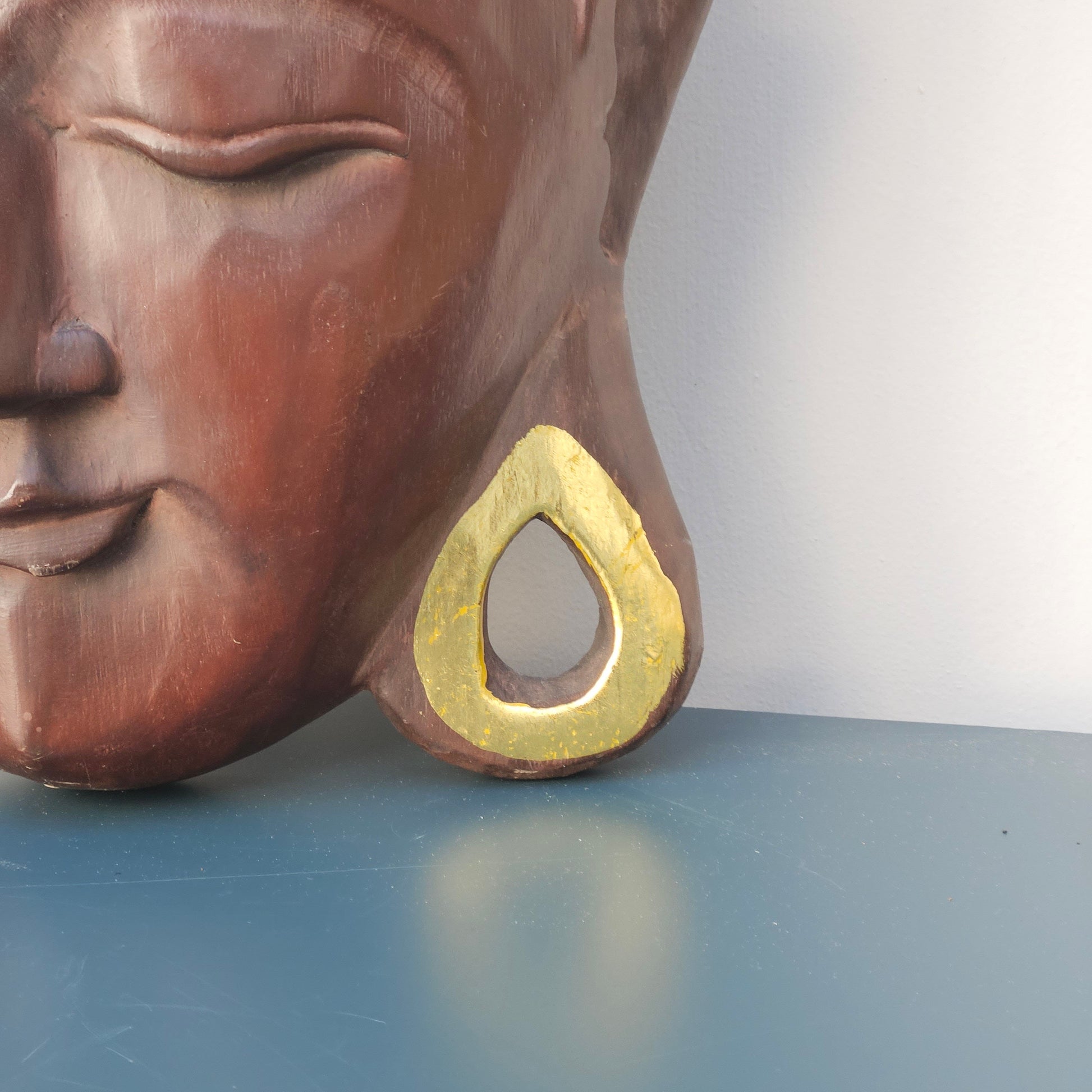 Maschera di Buddha grande 51 cm intagliata a mano decori in oro e legno - Indonesia Fine XX secolo