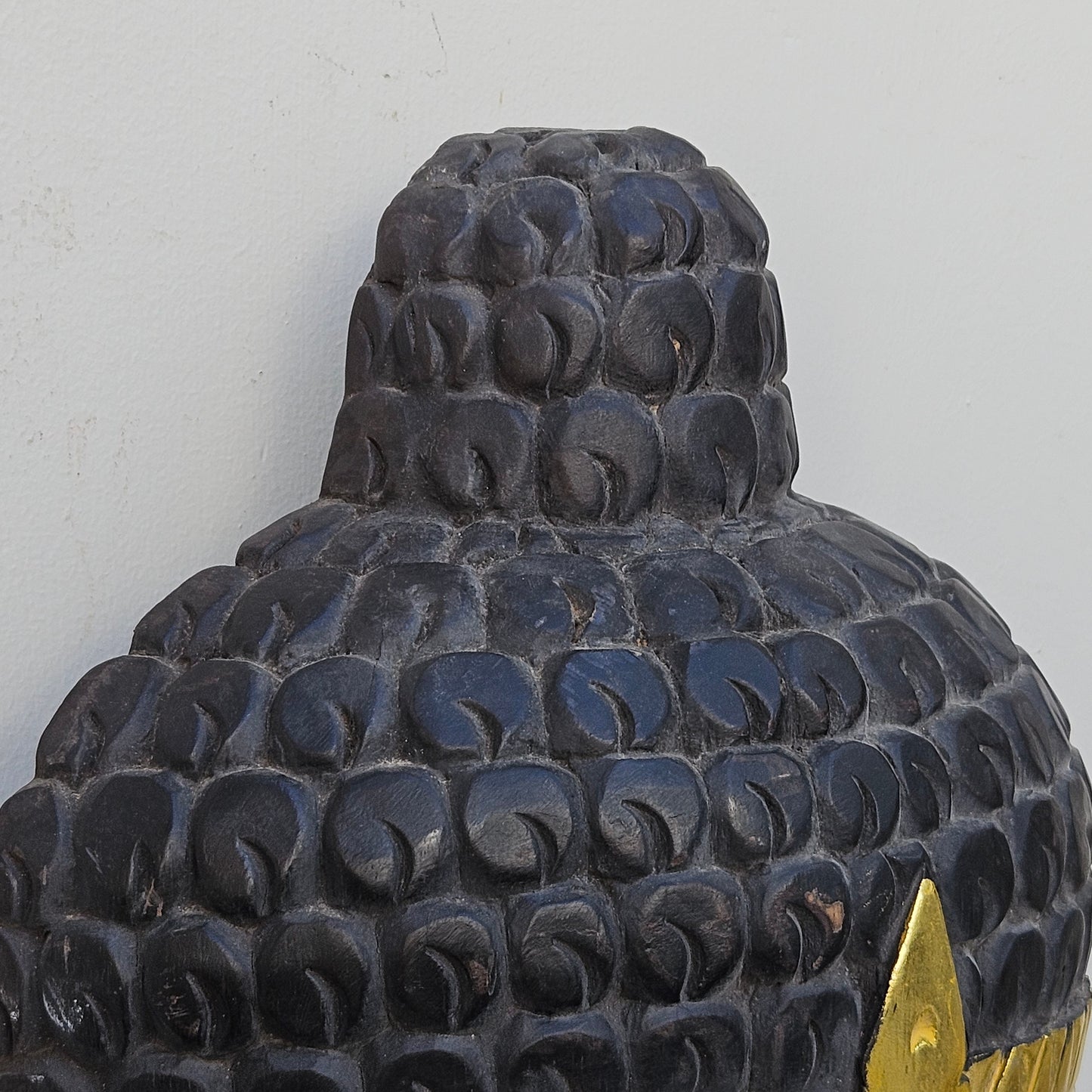 Maschera di Buddha grande 51 cm intagliata a mano decori in oro e legno - Indonesia Fine XX secolo