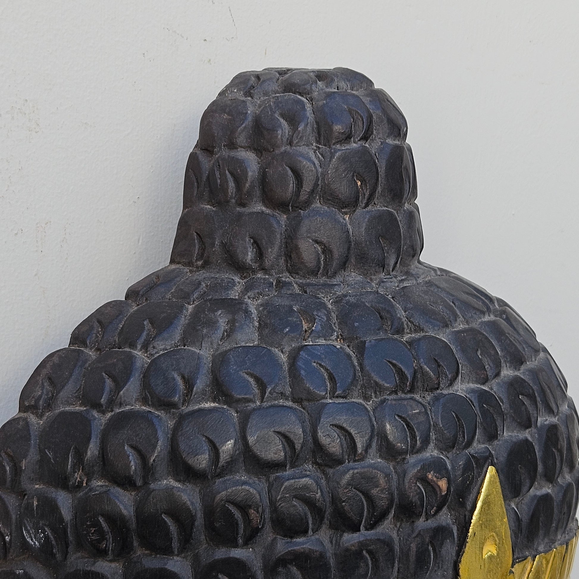 Maschera di Buddha grande 51 cm intagliata a mano decori in oro e legno - Indonesia Fine XX secolo