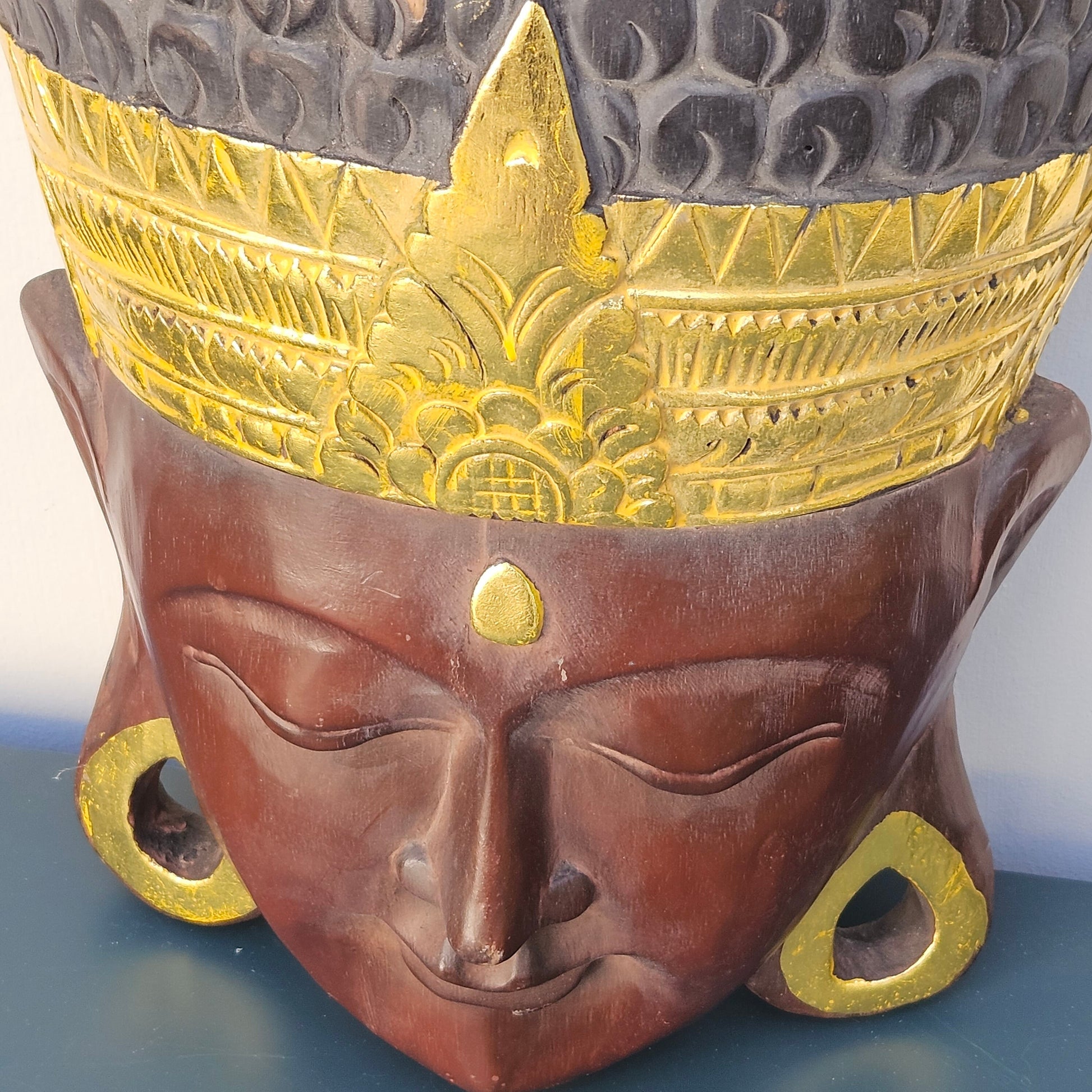 Maschera di Buddha grande 51 cm intagliata a mano decori in oro e legno - Indonesia Fine XX secolo