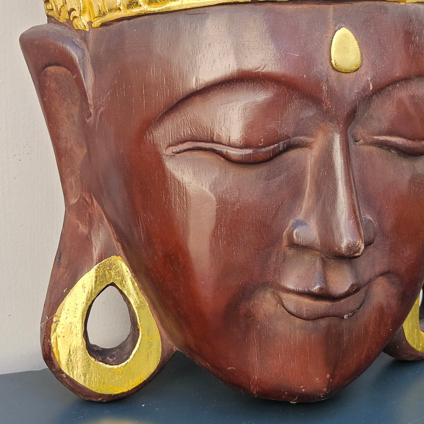 Maschera di Buddha grande 51 cm intagliata a mano decori in oro e legno - Indonesia Fine XX secolo