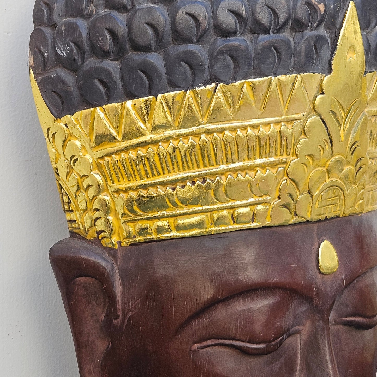 Maschera di Buddha grande 51 cm intagliata a mano decori in oro e legno - Indonesia Fine XX secolo